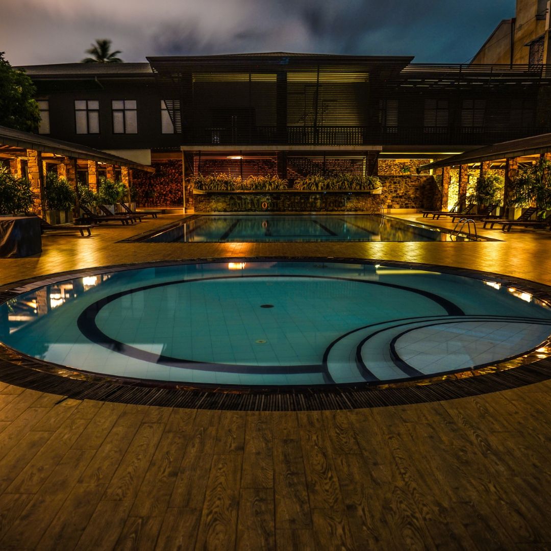 jacuzzi pool construction